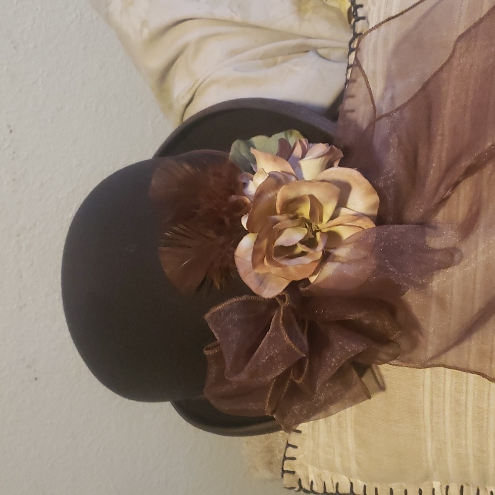 1922 Womans (size Sm) Derby style hat